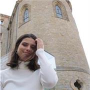 Estudiante de psicología imparte clases de refuerzo a niños de educación primaria